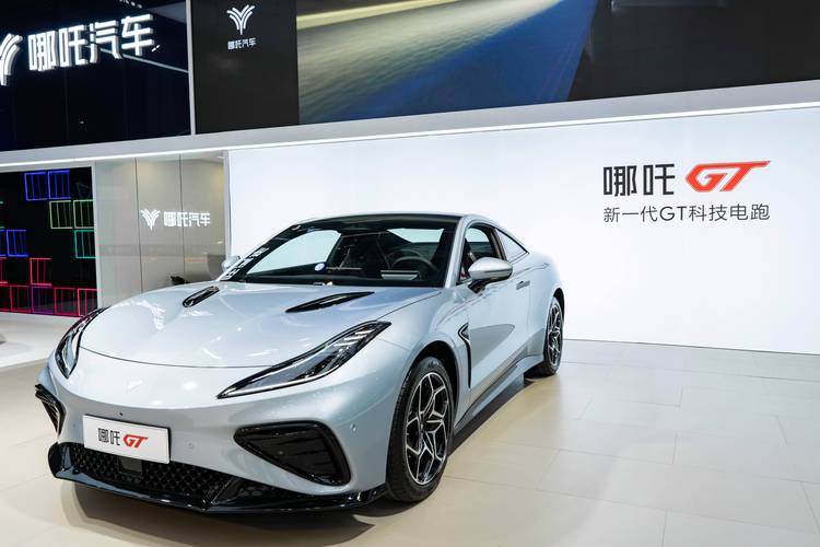 佛山137哪吒汽车在智能汽车领域的表现，领途汽车在新能源汽车市场中的影响力